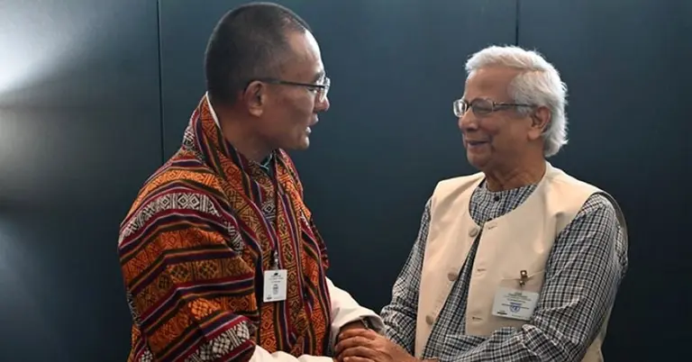 ড. মুহাম্মদ ইউনূস ও শেরিং তোবগে (ফাইল ছবি)